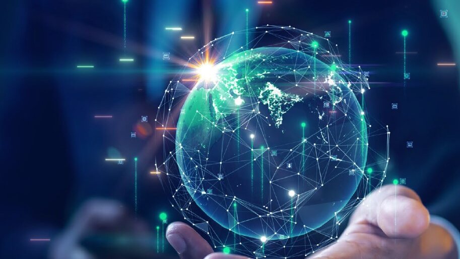 Globo terráqueo transparente en la mano