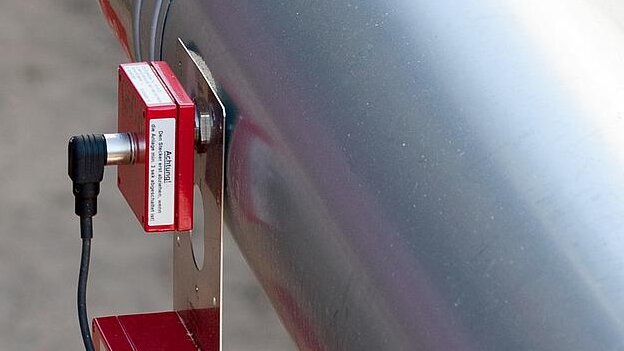 Spark detection at a metal pipe